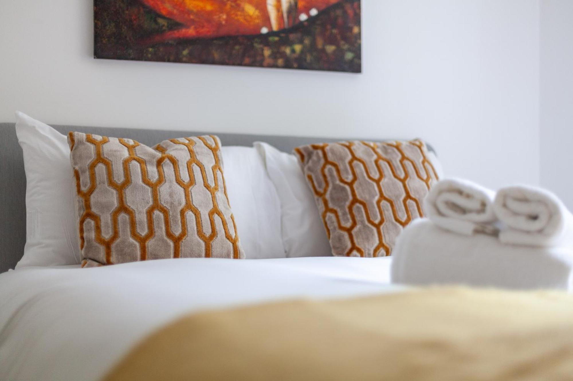 Elegance & Chic Design - 2-Bedroom Haven Лондон Экстерьер фото